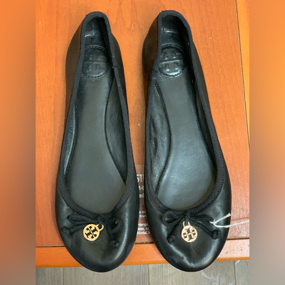 Tory Burch Black Leather Bow Ballet Flats.     Size-6M - Picture 2 of 6